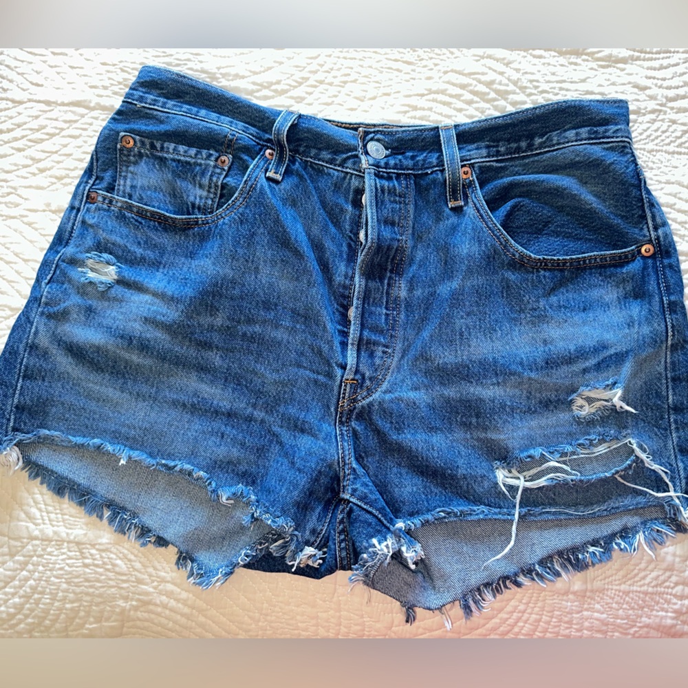 Levi’s 501 Light Distress Denim Shorts (31)